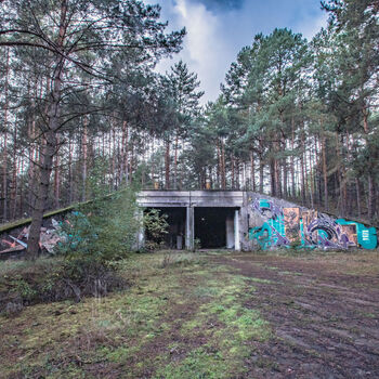 Velitelské stanoviště, bunkry a otevřené pozice s opravdu skvělými graffiti