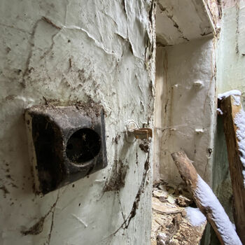 holubník přístřeší ochranný kryt staré zeď