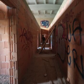 Opuštěná škola s tělocvičnou