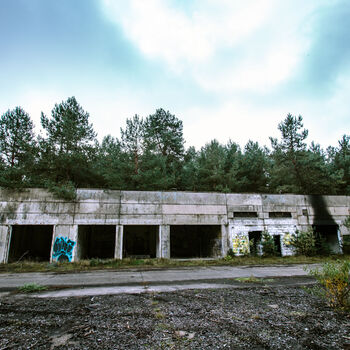 Velitelské stanoviště, bunkry a otevřené pozice s opravdu skvělými graffiti