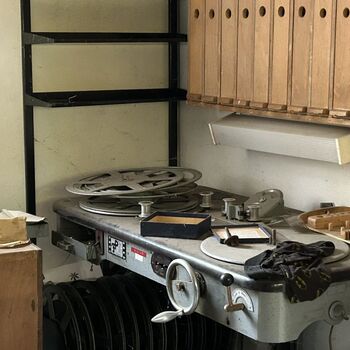 ᴀʙᴀɴᴅᴏɴᴇᴅ ꜱᴜᴍᴍᴇʀ ᴄɪɴᴇᴍᴀ