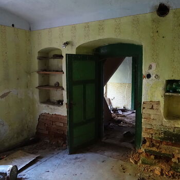 Další chátrající statek