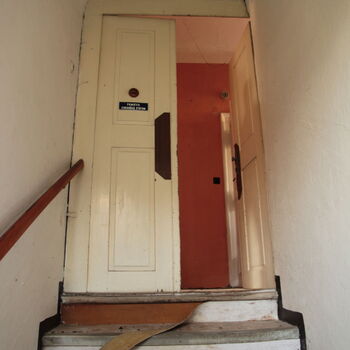 Umkleideraum und Stallungen