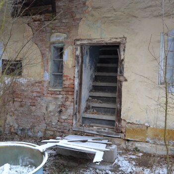 Opuštěný venkovský statek.