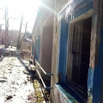 plot budova bariéra