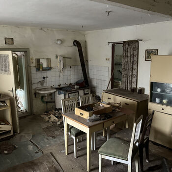 Verlassenes Dorfhaus