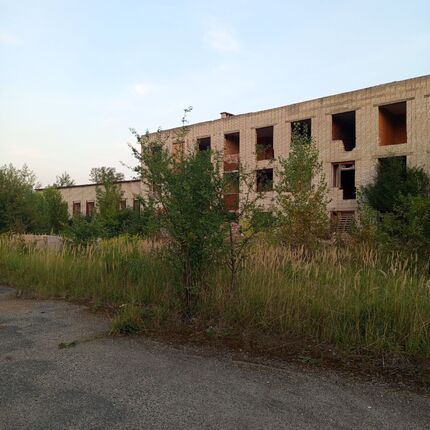 Opuštěná škola s tělocvičnou