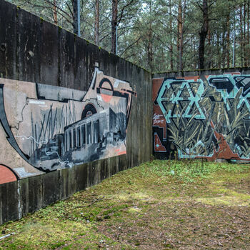 Velitelské stanoviště, bunkry a otevřené pozice s opravdu skvělými graffiti