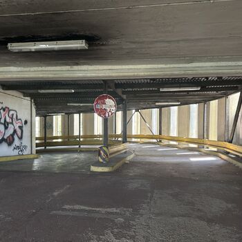 opuštěné parkoviště, restaurace a tělocvična