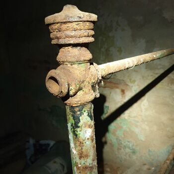 Upevňovací prvek zádržný systém nut and bolt