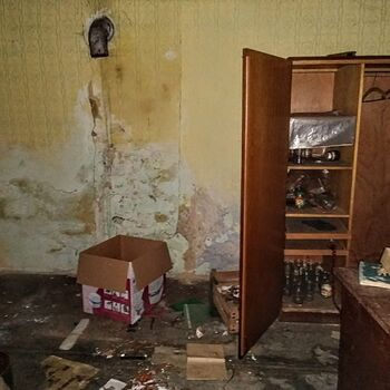 Starý domek uprostřed vsi