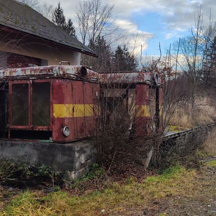 Eisenbahnwaggons und Bahnhofsgebäude_2024 Eisenbahnwaggons und Bahnhofsgebäude_2024