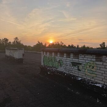 Opuštěná škola s tělocvičnou