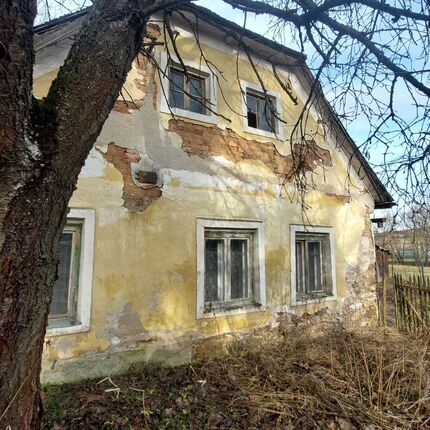 VERLASSENES HAUS AN DER HAUPTSTRASSE