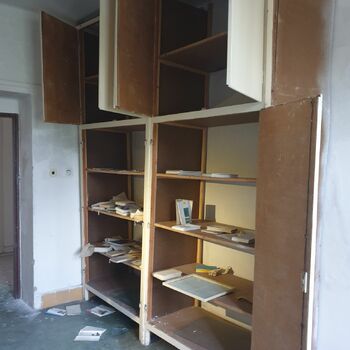 Knihovna nábytek vybavení interiér dům