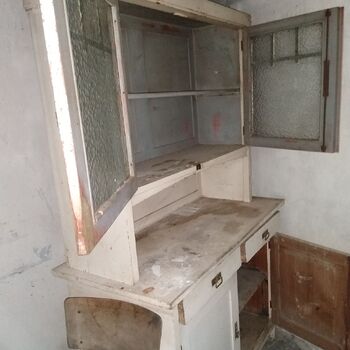 Starý domek uprostřed vsi