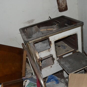 Opuštěný venkovský statek.