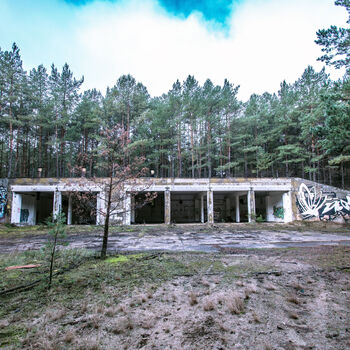 Velitelské stanoviště, bunkry a otevřené pozice s opravdu skvělými graffiti