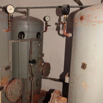 Abdeckung unter der Waggonfabrik