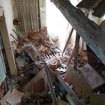 Rozpadající se statek.