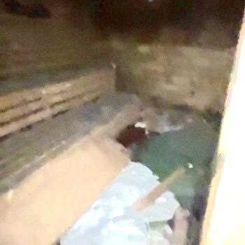 opuštěné parkoviště, restaurace a tělocvična