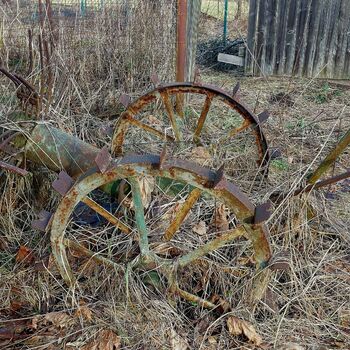 OPUŠTĚNÝ DOMEK U HLAVNÍ SILNICE