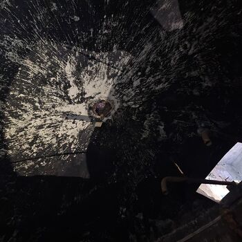 Wie immer sitzt er oben,