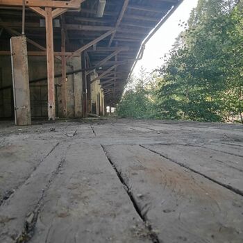 Budova v katastrofickém stavu kam nedoporučuji lézt (měl jsem štěstí šlápnout na stejný kus ale o 5 metrů dál tak letím minimálně 6 metrů volným pádem dolu do areálu)