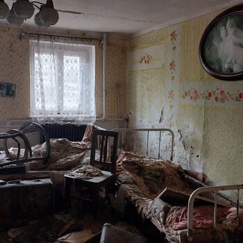 OPUŠTĚNÝ DOMEK U HLAVNÍ SILNICE