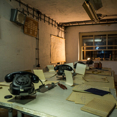 Zachovalý kryt s telefony