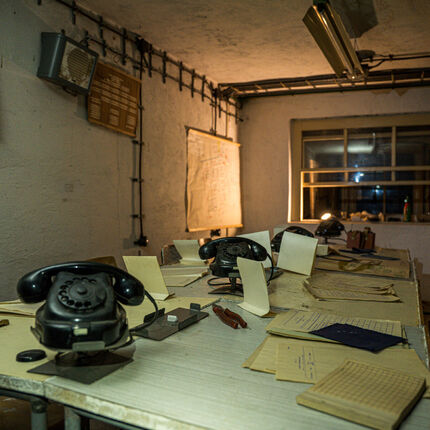 Zachovalý kryt s telefony