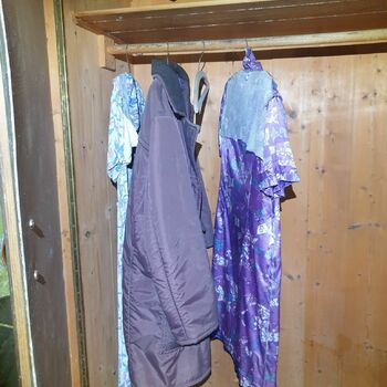 šatní skříň nábytek vybavení