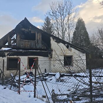 Ausgebrannte Hütte, Standort in der Beschreibung