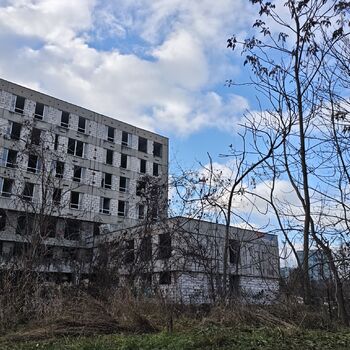 Proč to nedostavěli? Opuštěná železniční poliklinika...