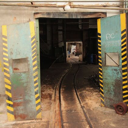 Na druhou stranu od kalírny