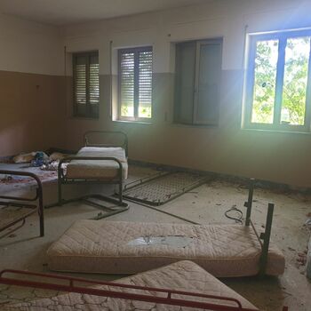 místnost interiér nábytek domácí dům výzdoba ložnice krb Pohovka podlaha tabulka moderní život lampa luxusní pohodlné