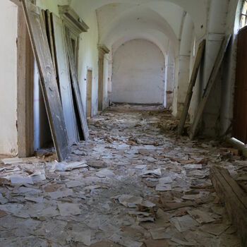 Buňka suterénu Architektura staré budova zeď