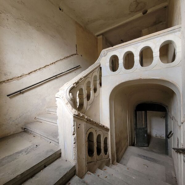 🏰A castle in trouble. With a large cellar.