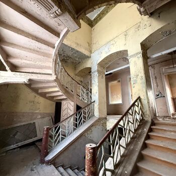 Palác u tlustého pána & přilehlý kolchoz