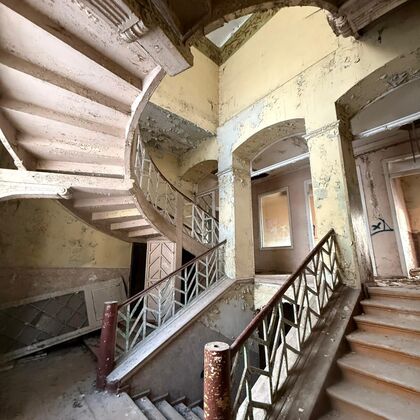 Palast des dicken Herrn und die angrenzende Kolchose