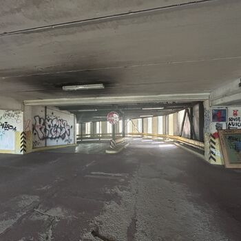 opuštěné parkoviště, restaurace a tělocvična