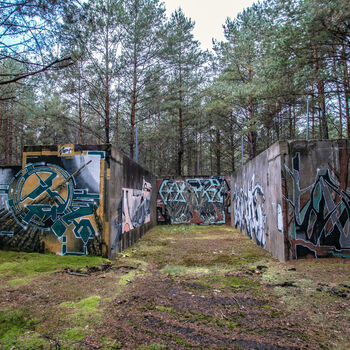 Velitelské stanoviště, bunkry a otevřené pozice s opravdu skvělými graffiti