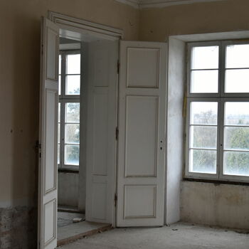 door sliding door interior room home house movable barrier floor window furniture architecture modern decor living apartment