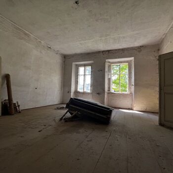 Tvrz přestavěná na zámek