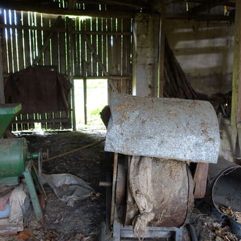 Rozpadající se statek.