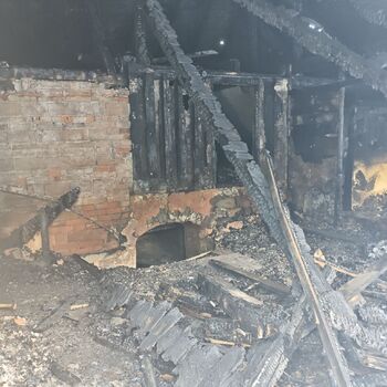 Ausgebrannte Hütte, Standort in der Beschreibung