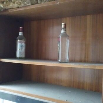 lékárnička skříň nábytek vybavení láhev