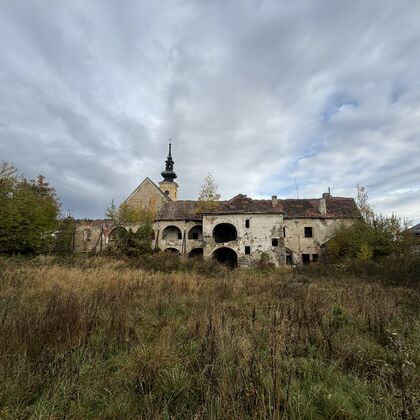 Tvrz přestavěná na zámek.