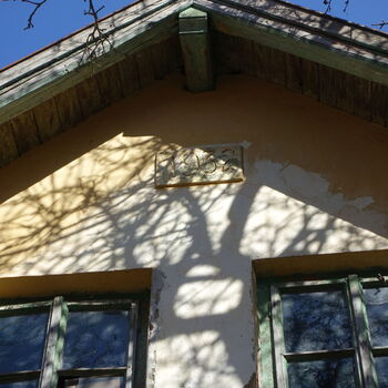 Hájovna ve stráni.