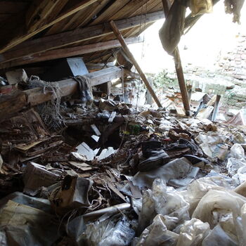 Hájovna ve stráni.